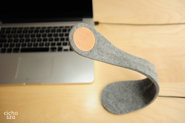 MOU lamps绿色弯曲LED灯-由毛毡木材和塑料组成,带USB充电器,轻触开关可以调光。---酷图编号4