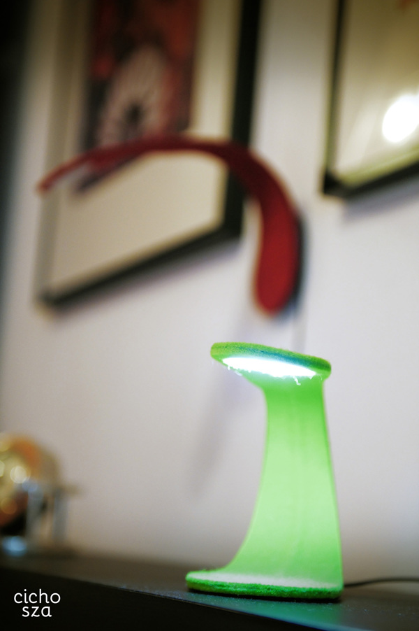 MOU lamps绿色弯曲LED灯-由毛毡木材和塑料组成,带USB充电器,轻触开关可以调光。---酷图编号3