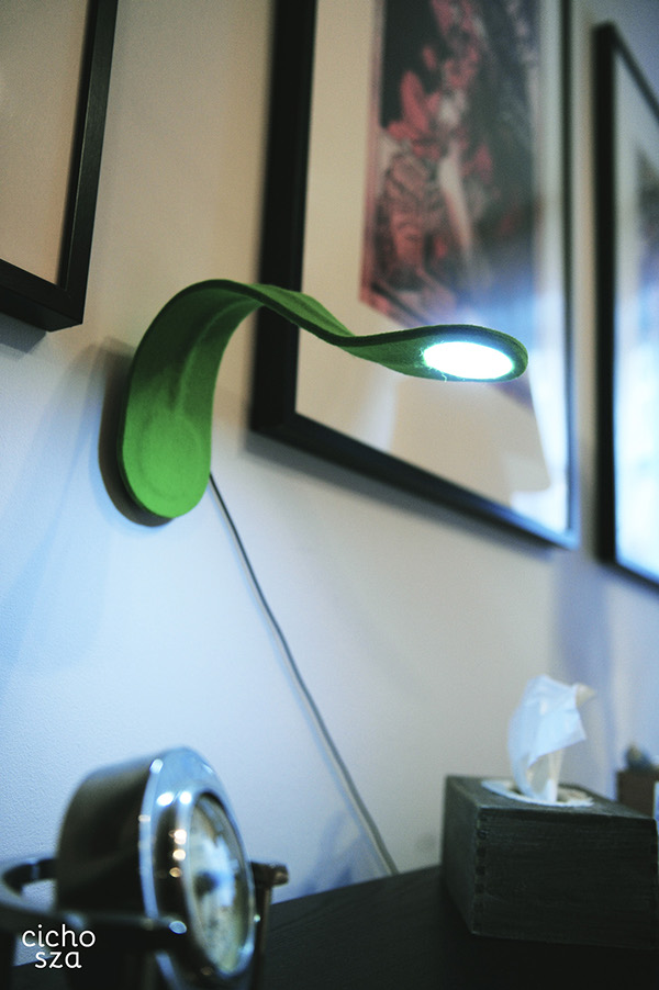 MOU lamps绿色弯曲LED灯-由毛毡木材和塑料组成,带USB充电器,轻触开关可以调光。---酷图编号2