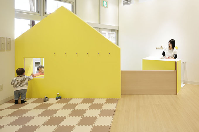 日本东京Mama Smile宝宝游乐场乐园-坐落在东京镇一个购物中心,手感柔软柔和的色彩,是一个友好和谐的气氛,可以让孩子和家长从繁忙的购物场休息,丰富多彩的空间也有望帮助孩子心灵。---酷图编号2