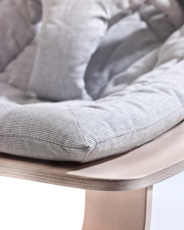 Charlie Crane推出的LEVO现代婴儿摇床家具-简约的北欧设计,宝宝可以独坐,它具有柔软轻松的棉制品,100%天然有机材料组成,非常适合婴儿的皮肤---酷图编号4