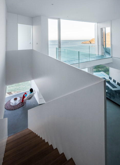 十个立方体的向日葵房子-坐落在西班牙可以俯瞰地中海的悬崖边,令人印象深刻的风光优势,光热进了屋像一个巨大的向日葵投影,是个度假的好去处---酷图编号10