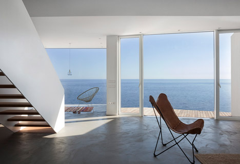 十个立方体的向日葵房子-坐落在西班牙可以俯瞰地中海的悬崖边,令人印象深刻的风光优势,光热进了屋像一个巨大的向日葵投影,是个度假的好去处---酷图编号5