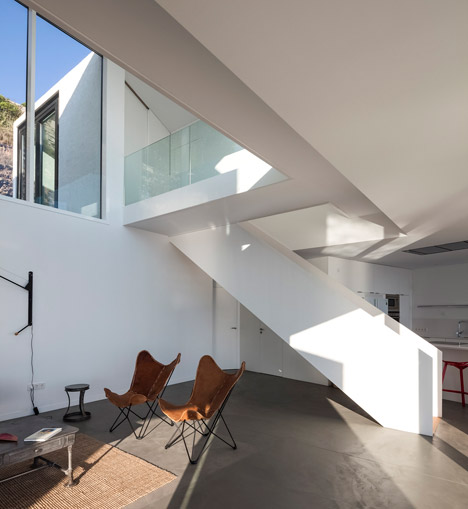 十个立方体的向日葵房子-坐落在西班牙可以俯瞰地中海的悬崖边,令人印象深刻的风光优势,光热进了屋像一个巨大的向日葵投影,是个度假的好去处---酷图编号4