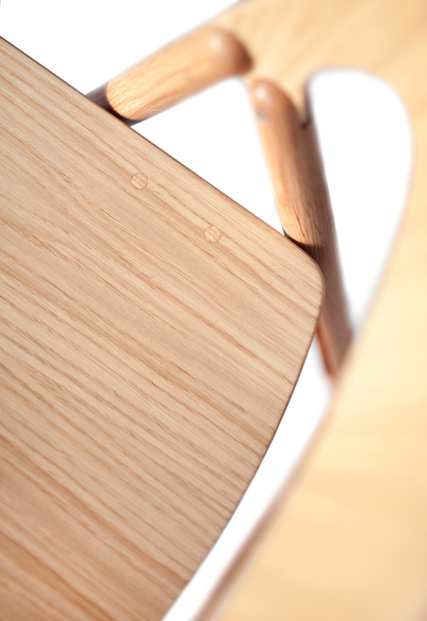 传统的木质折叠椅-桦木层做弯曲的座位与橡木做贴面。在不使用时,椅子可以很容易地折叠起来,可以存放在任何空间狭小的地方或挂在墙壁上,不占用任何地面空间。---酷图编号1131738