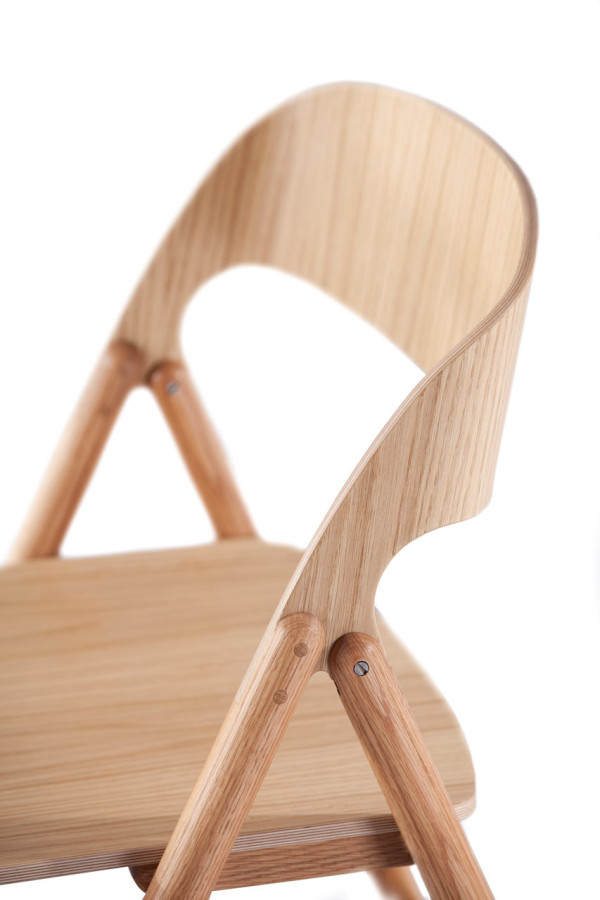 传统的木质折叠椅-桦木层做弯曲的座位与橡木做贴面。在不使用时,椅子可以很容易地折叠起来,可以存放在任何空间狭小的地方或挂在墙壁上,不占用任何地面空间。---酷图编号1131740