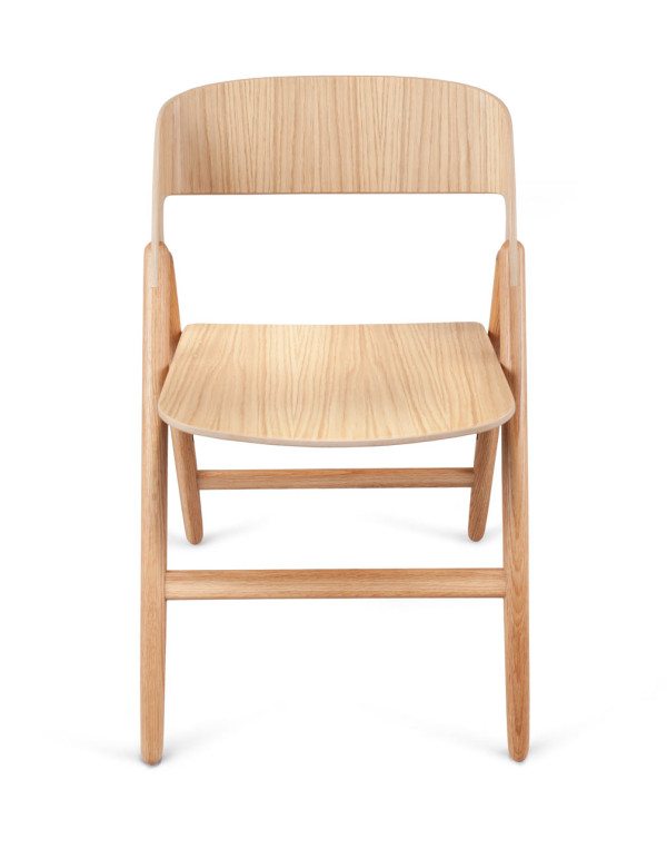 传统的木质折叠椅-桦木层做弯曲的座位与橡木做贴面。在不使用时,椅子可以很容易地折叠起来,可以存放在任何空间狭小的地方或挂在墙壁上,不占用任何地面空间。---酷图编号1131742