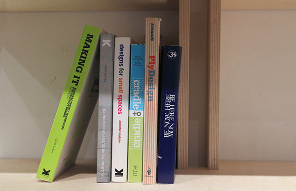 Flat-pack Series-木质壁挂式家居设计-每个产品都是采用数控胶合板切割装配,几乎没有其它的硬件。可以当做书桌,橱柜,自行车存放处,照明,衣帽钩等。---酷图编号22