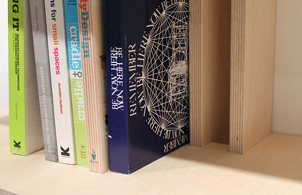 Flat-pack Series-木质壁挂式家居设计-每个产品都是采用数控胶合板切割装配,几乎没有其它的硬件。可以当做书桌,橱柜,自行车存放处,照明,衣帽钩等。---酷图编号19