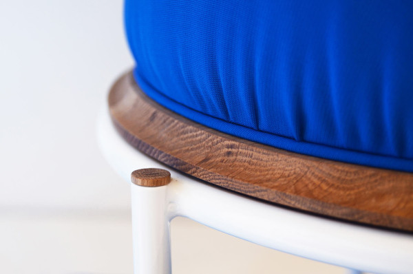 多功能特性椅子-有熟悉舒适的感觉-该座椅可翻转改变双方的高度和功能,靠背可被用作毛巾或衣架---酷图编号1