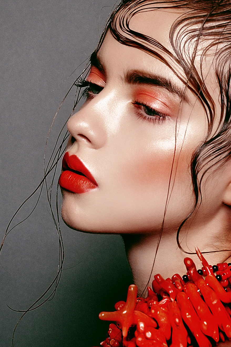 网站首页 - 图库素材 - 艺术摄影 图片信息简介:丽娜-amazon杂志封面