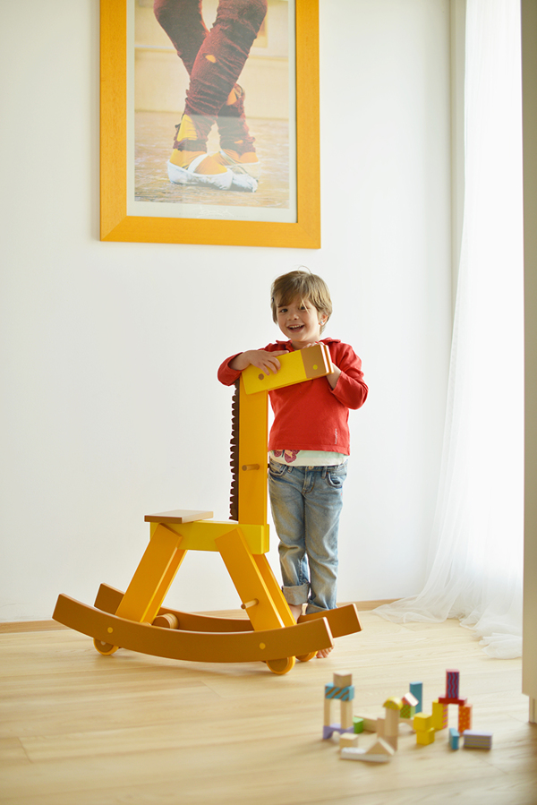 Cavalcade-摇摆的动物木马玩具。每款动物都取自单一的实木板,切割并涂上不同的颜色来彼此区分动物---酷图编号8