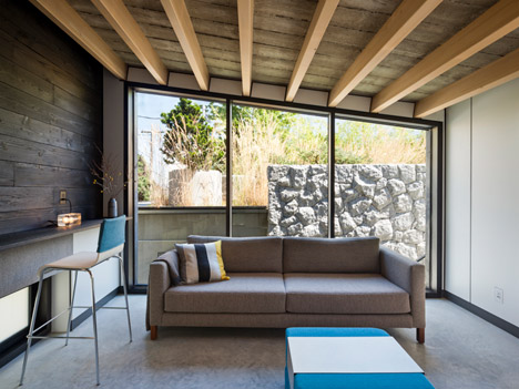 木材纹理混凝土房屋建筑设计-位于温哥华,采用熏黑钢木标水泥制作外观,223平方米,楼高三层,在楼顶上可以可欣赏到附近的山脉和海洋。---酷图编号12