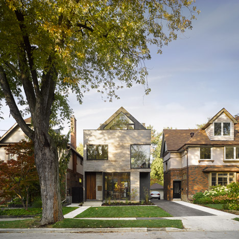 木材纹理混凝土房屋建筑设计-位于温哥华,采用熏黑钢木标水泥制作外观,223平方米,楼高三层,在楼顶上可以可欣赏到附近的山脉和海洋。---酷图编号5