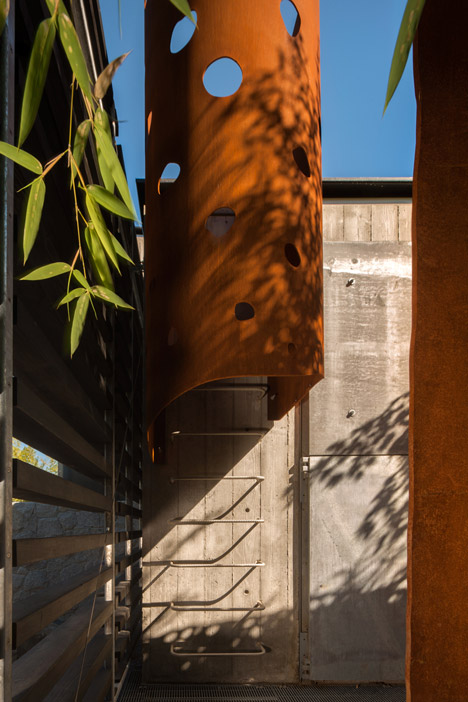 木材纹理混凝土房屋建筑设计-位于温哥华,采用熏黑钢木标水泥制作外观,223平方米,楼高三层,在楼顶上可以可欣赏到附近的山脉和海洋。---酷图编号3