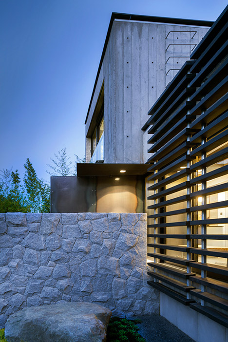 木材纹理混凝土房屋建筑设计-位于温哥华,采用熏黑钢木标水泥制作外观,223平方米,楼高三层,在楼顶上可以可欣赏到附近的山脉和海洋。---酷图编号2