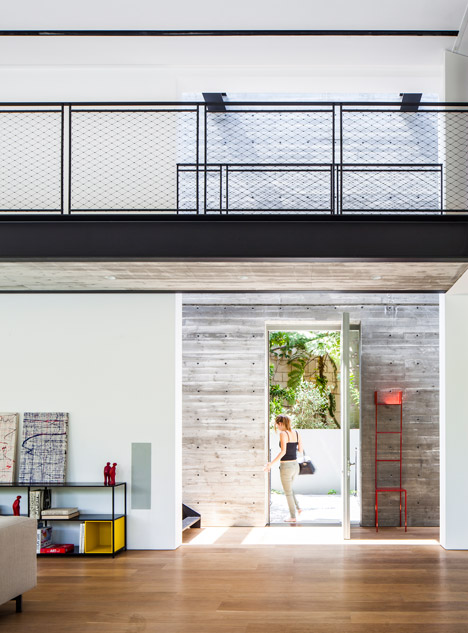 特拉维夫玻璃和钢组成的现代主义风格家-以色列Pitsou Kedem建筑工作室设计-510平方米,采用悬臂式混凝土箱和玻璃墙创建的上世纪50年代现代主义风格房屋---酷图编号1143005