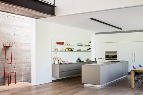 特拉维夫玻璃和钢组成的现代主义风格家-以色列Pitsou Kedem建筑工作室设计-510平方米,采用悬臂式混凝土箱和玻璃墙创建的上世纪50年代现代主义风格房屋---酷图编号1143006