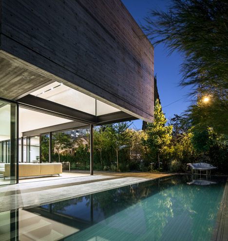 特拉维夫玻璃和钢组成的现代主义风格家-以色列Pitsou Kedem建筑工作室设计-510平方米,采用悬臂式混凝土箱和玻璃墙创建的上世纪50年代现代主义风格房屋---酷图编号1143007