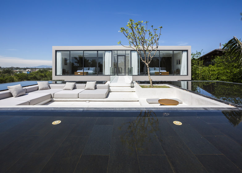 越南的海滩度假胜地屋顶游泳池别墅-有一个环绕下沉式休息室屋顶游泳池。位于城市岘港之间的海岸线,五星级的度假圣地,带水疗中心和酒店,以及众多的休闲设施。---酷图编号1