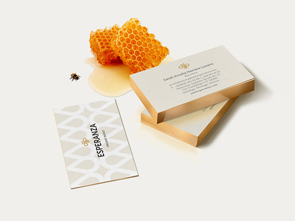 墨西哥Esperanza-有机蜂蜜品牌宣传册设计-围绕着简单和简洁线条,旨在反映品牌荣誉,通过细节的精致手工制造工艺来达到优雅的格调---酷图编号3
