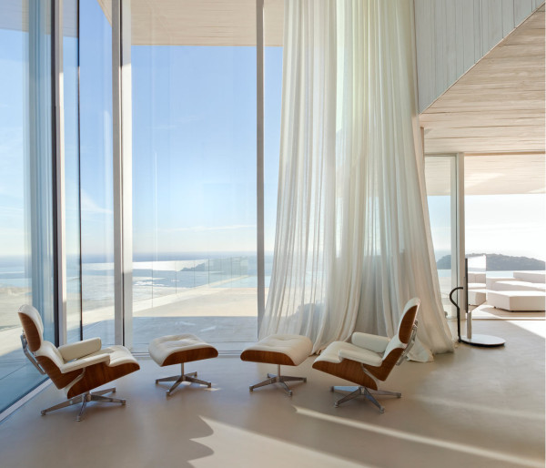 一个神奇的房子-可以俯瞰地中海,配备了一个用于保护过多的太阳照射的自动快门。整个项目中,白色为主题,大面积玻璃表面,通过多种材料制作而成。里面有停车区,客人卧室,一间健身房,桑拿浴室和更衣室。---酷图编号1147387