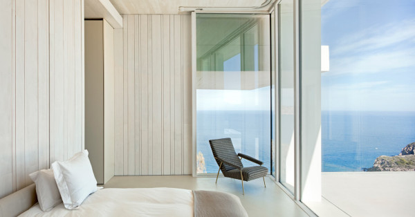 一个神奇的房子-可以俯瞰地中海,配备了一个用于保护过多的太阳照射的自动快门。整个项目中,白色为主题,大面积玻璃表面,通过多种材料制作而成。里面有停车区,客人卧室,一间健身房,桑拿浴室和更衣室。---酷图编号1147393