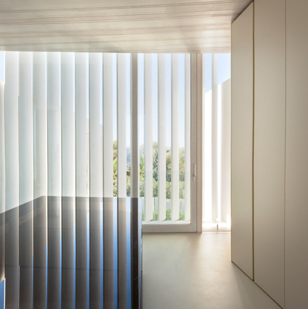 一个神奇的房子-可以俯瞰地中海,配备了一个用于保护过多的太阳照射的自动快门。整个项目中,白色为主题,大面积玻璃表面,通过多种材料制作而成。里面有停车区,客人卧室,一间健身房,桑拿浴室和更衣室。---酷图编号1147395