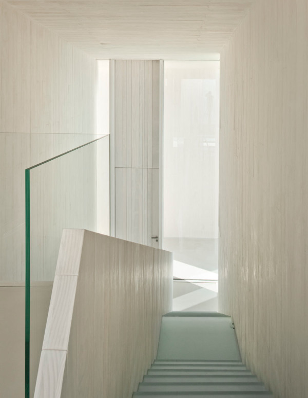 一个神奇的房子-可以俯瞰地中海,配备了一个用于保护过多的太阳照射的自动快门。整个项目中,白色为主题,大面积玻璃表面,通过多种材料制作而成。里面有停车区,客人卧室,一间健身房,桑拿浴室和更衣室。---酷图编号1147398