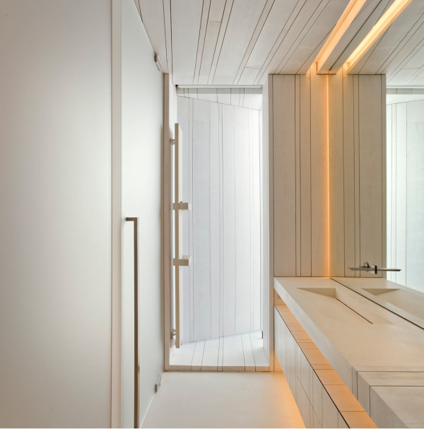 一个神奇的房子-可以俯瞰地中海,配备了一个用于保护过多的太阳照射的自动快门。整个项目中,白色为主题,大面积玻璃表面,通过多种材料制作而成。里面有停车区,客人卧室,一间健身房,桑拿浴室和更衣室。---酷图编号1147399