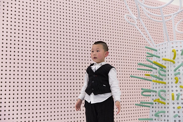 TUBO-孩子乐园空间设计-一个夸张的尺度针板,从2D到3D的感觉。用泡沫填充管和周围的穿孔墙组成的游泳池,旨在鼓励孩子们用泡沫管填充结孔颜色,可以激发孩子的乐趣---酷图编号26