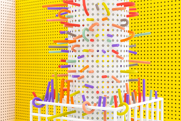 TUBO-孩子乐园空间设计-一个夸张的尺度针板,从2D到3D的感觉。用泡沫填充管和周围的穿孔墙组成的游泳池,旨在鼓励孩子们用泡沫管填充结孔颜色,可以激发孩子的乐趣---酷图编号25