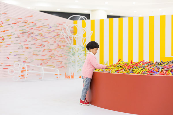 TUBO-孩子乐园空间设计-一个夸张的尺度针板,从2D到3D的感觉。用泡沫填充管和周围的穿孔墙组成的游泳池,旨在鼓励孩子们用泡沫管填充结孔颜色,可以激发孩子的乐趣---酷图编号18