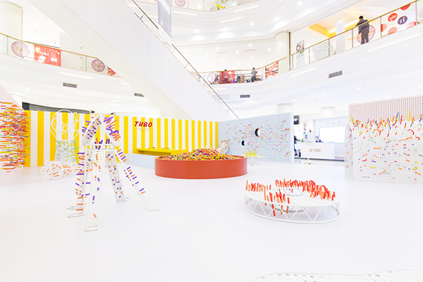 TUBO-孩子乐园空间设计-一个夸张的尺度针板,从2D到3D的感觉。用泡沫填充管和周围的穿孔墙组成的游泳池,旨在鼓励孩子们用泡沫管填充结孔颜色,可以激发孩子的乐趣---酷图编号17