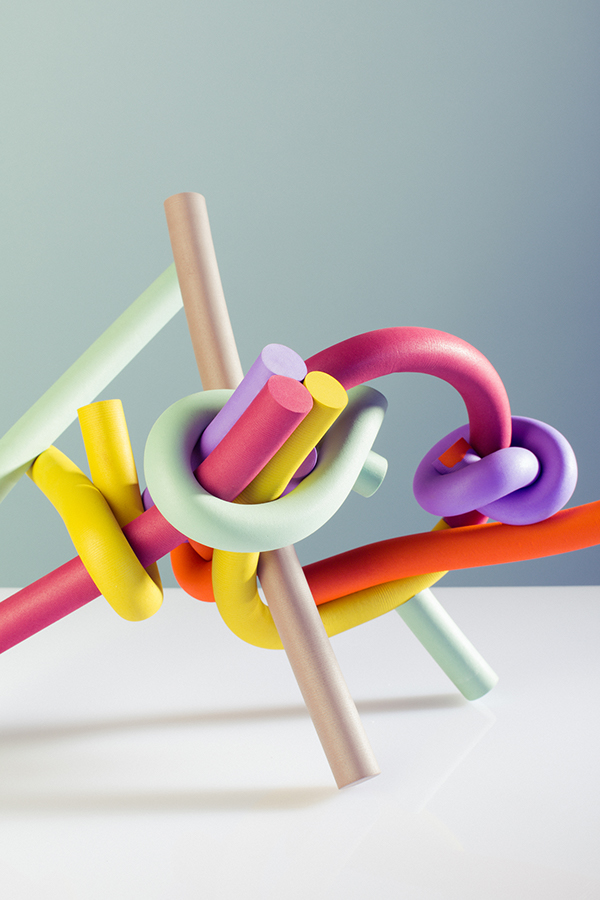 TUBO-孩子乐园空间设计-一个夸张的尺度针板,从2D到3D的感觉。用泡沫填充管和周围的穿孔墙组成的游泳池,旨在鼓励孩子们用泡沫管填充结孔颜色,可以激发孩子的乐趣---酷图编号4