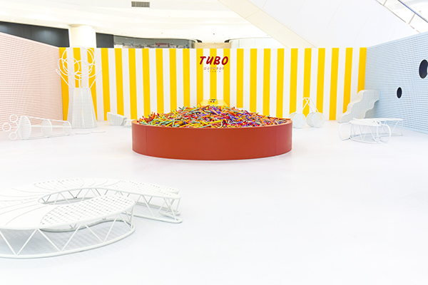 TUBO-孩子乐园空间设计-一个夸张的尺度针板,从2D到3D的感觉。用泡沫填充管和周围的穿孔墙组成的游泳池,旨在鼓励孩子们用泡沫管填充结孔颜色,可以激发孩子的乐趣---酷图编号3