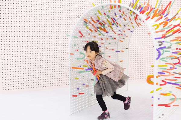 TUBO-孩子乐园空间设计-一个夸张的尺度针板,从2D到3D的感觉。用泡沫填充管和周围的穿孔墙组成的游泳池,旨在鼓励孩子们用泡沫管填充结孔颜色,可以激发孩子的乐趣---酷图编号2