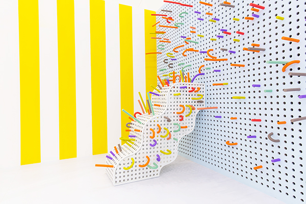 TUBO-孩子乐园空间设计-一个夸张的尺度针板,从2D到3D的感觉。用泡沫填充管和周围的穿孔墙组成的游泳池,旨在鼓励孩子们用泡沫管填充结孔颜色,可以激发孩子的乐趣---酷图编号1