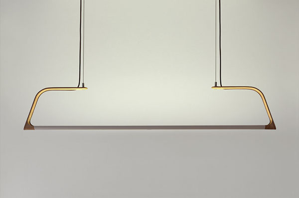Bow Lamp-一个光滑悬挂的弓形灯-灵感来自衣架。采用天然木材与传统金属元素结合起来。---酷图编号8
