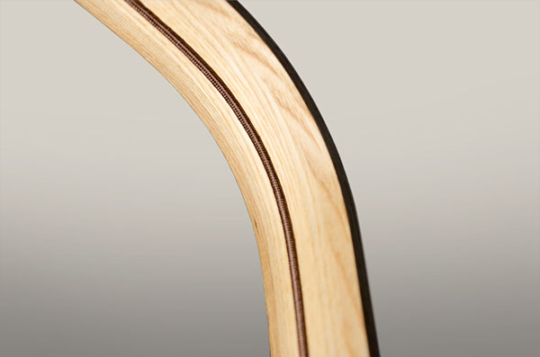 Bow Lamp-一个光滑悬挂的弓形灯-灵感来自衣架。采用天然木材与传统金属元素结合起来。---酷图编号7