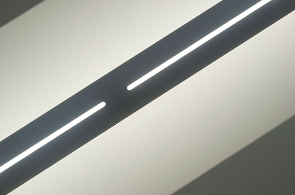 Bow Lamp-一个光滑悬挂的弓形灯-灵感来自衣架。采用天然木材与传统金属元素结合起来。---酷图编号3