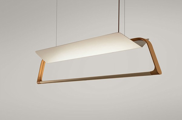 Bow Lamp-一个光滑悬挂的弓形灯-灵感来自衣架。采用天然木材与传统金属元素结合起来。---酷图编号2