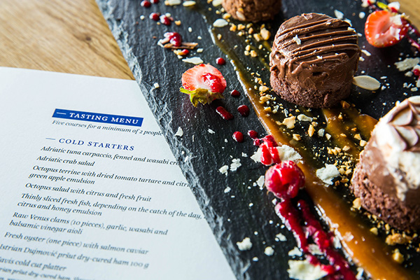 Navis-五星酒店品牌设计-位于克罗地亚奥帕蒂亚,酒店拥有44间客房,每一间都有最美丽的海景,就像你在海上的某个地方,某个地方的某个地方---酷图编号1151160