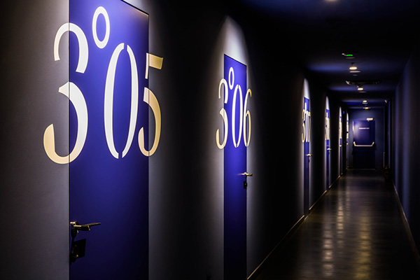 Navis-五星酒店品牌设计-位于克罗地亚奥帕蒂亚,酒店拥有44间客房,每一间都有最美丽的海景,就像你在海上的某个地方,某个地方的某个地方---酷图编号1151166