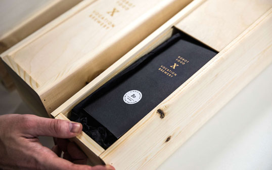 颓废的NAUGHTY NICE巧克力黑啤-一个挑战者的精神气质,毫不妥协的美味的精酿啤酒,仅仅只在圣诞节发行,限量版1323瓶,每瓶750ML,独特的品牌设计---酷图编号10