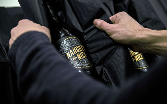 颓废的NAUGHTY NICE巧克力黑啤-一个挑战者的精神气质,毫不妥协的美味的精酿啤酒,仅仅只在圣诞节发行,限量版1323瓶,每瓶750ML,独特的品牌设计---酷图编号3