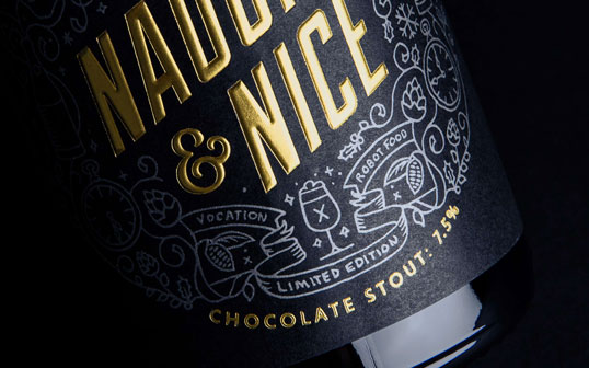 颓废的NAUGHTY NICE巧克力黑啤-一个挑战者的精神气质,毫不妥协的美味的精酿啤酒,仅仅只在圣诞节发行,限量版1323瓶,每瓶750ML,独特的品牌设计---酷图编号1