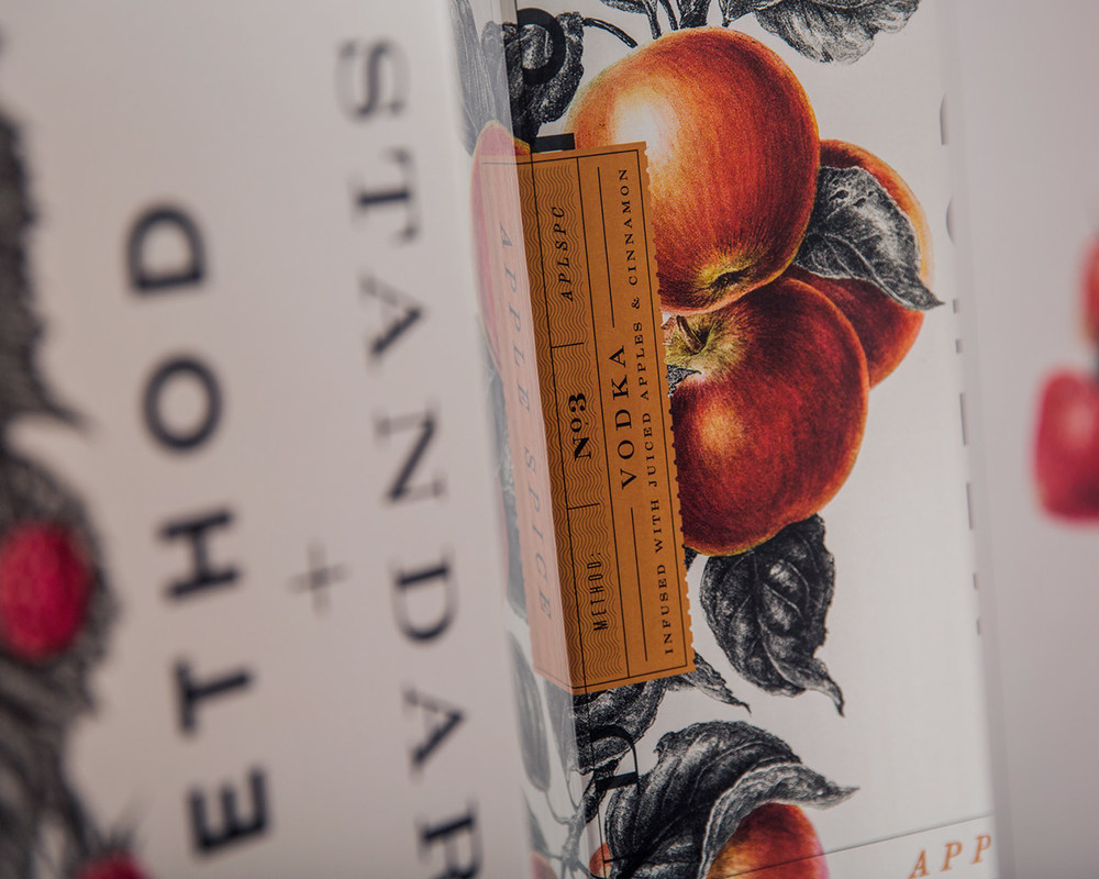 Method + Standard-伏特加酒包装设计-采用新鲜的苹果,肉桂,和成熟的草莓为原料发酵而成。透明的瓶子,闪闪发光的颜色是引诱消费者体验一个精品精神---酷图编号1153232