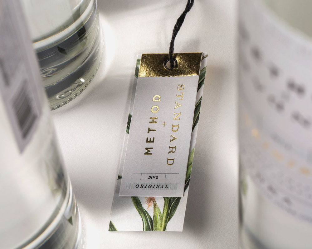 Method + Standard-伏特加酒包装设计-采用新鲜的苹果,肉桂,和成熟的草莓为原料发酵而成。透明的瓶子,闪闪发光的颜色是引诱消费者体验一个精品精神---酷图编号1153234