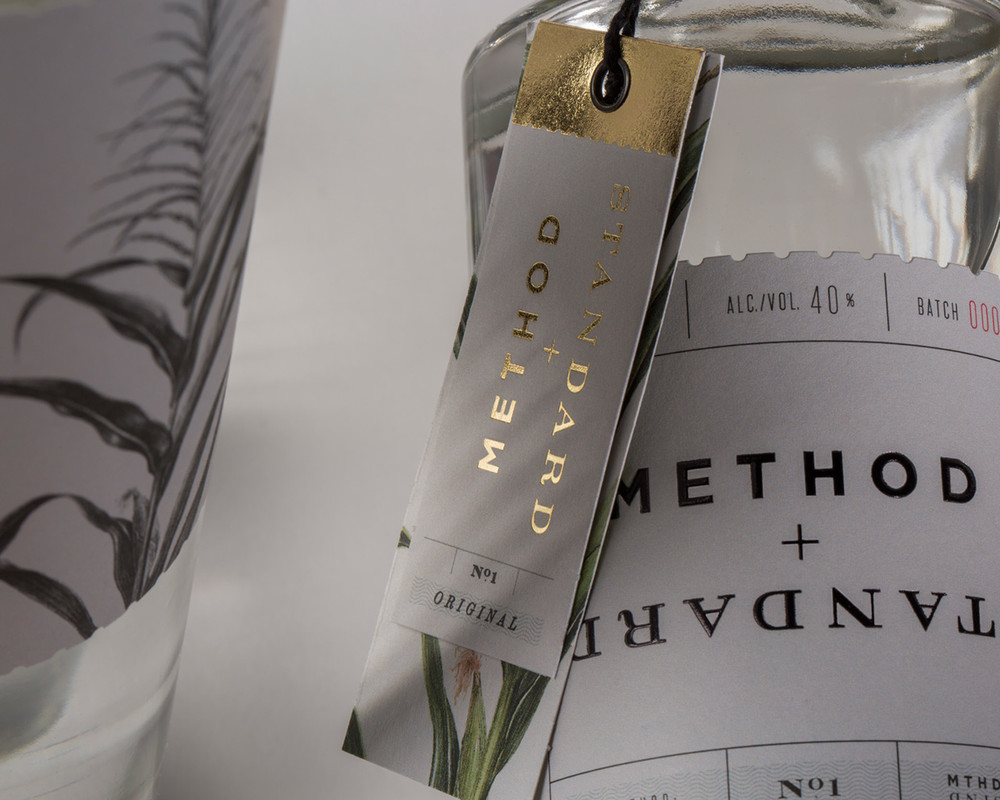Method + Standard-伏特加酒包装设计-采用新鲜的苹果,肉桂,和成熟的草莓为原料发酵而成。透明的瓶子,闪闪发光的颜色是引诱消费者体验一个精品精神---酷图编号1153236